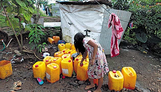 En San Miguelito, muchas casas cuentan todavía con letrinas. Foto/Edwin González