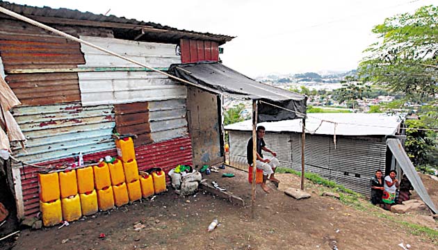 Opciones. Se trabajará sobre viviendas que ya tengan una estructura de bloques y en buenas condiciones, cuando se encuentren con casas de zinc, madera o cartón, se referirán al Ministerio de Vivienda y Ordenamiento Territorial para que las reconstruya. Foto/Edwin González