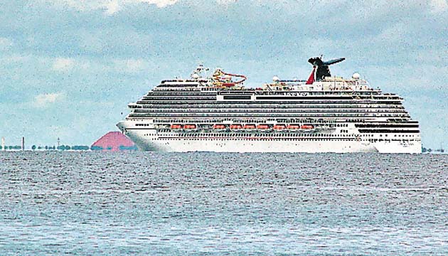 Aíslan a una persona en un crucero de Carnival