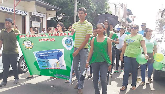 Universitarios también protestaron por las calles de Chitré.(Thays Domínguez)