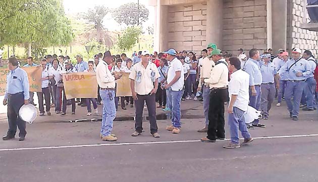 Trabajadores de Campos de Pesé se manifestaron en Divisa.(Thays Domínguez )