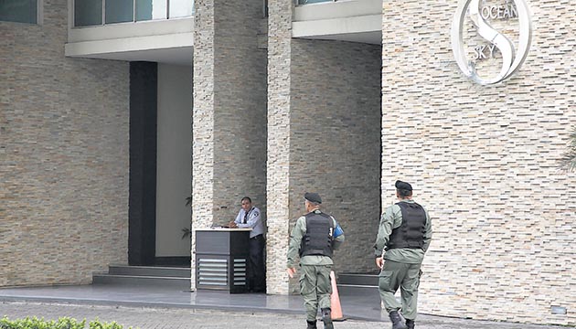 Unidades de la Policía Nacional se apostaron en los predios del edificio Ocean Sky, donde reside el magistrado Alejandro Moncada Luna, para hacer efectiva la orden de allanamiento a tempranas horas del sábado.()