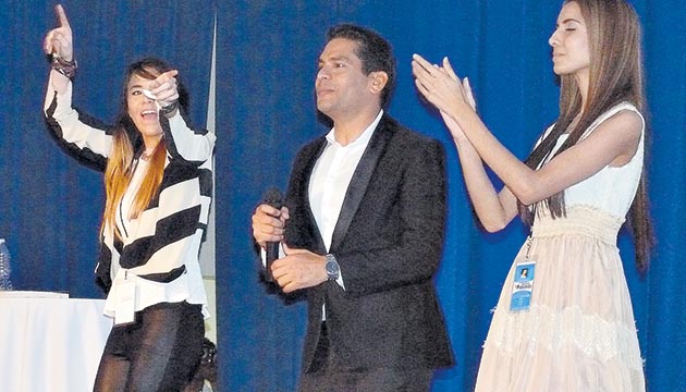 El periodista no dejó de interactuar y compartir con los jóvenes.