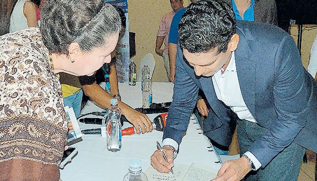 Cala firmó autógrafos a las personas que asistieron.