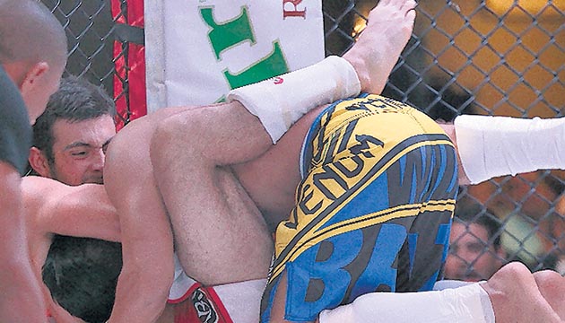 4. Ayales le aplica sin piedad una guillotina a Duncan.(Anayansi Gamez)