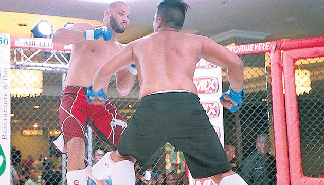 6. Peralta (rojo) no se dejó amedrentar por Bardo.(Anayansi Gamez )