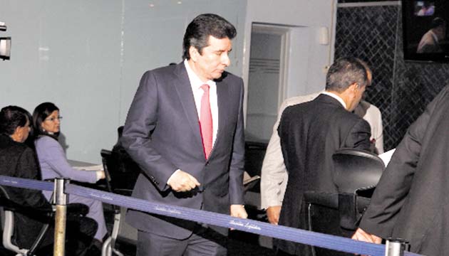 Desarrollo de la audiencia que culminó con la separación del magistrado Moncada. Alejandro Moncada Luna llegó a la audiencia por la puerta trasera del Salón Azul de la Asamblea.