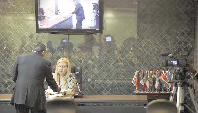 El abogado Sidney Sittón pidió que mostraran el correo electrónico enviado como notificación.