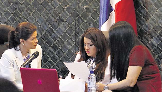 Zulay Rodríguez y Ana Matilde Gómez asistieron a Katleen Levy durante su intervención.