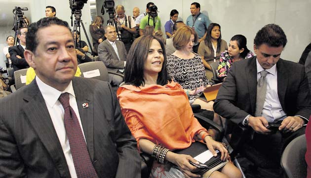 El presidente del Colegio Nacional de Abogados (CNA), José Alberto Álvarez, figura en la demanda contra el magistrado Moncada Luna como representante de los querellantes. Estuvo acompañado de un grupo de juristas interesados en el proceso.