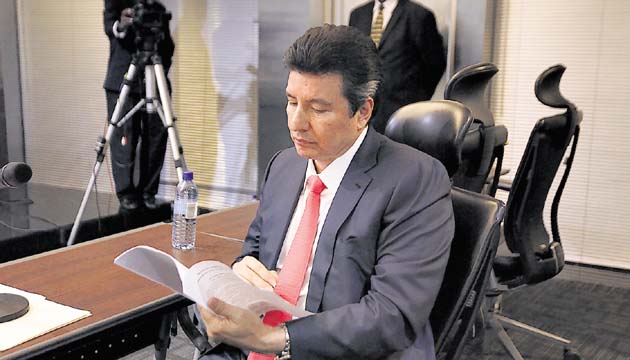 El magistrado separado, Alejandro Moncada Luna, estuvo acompañado de familiares, su apoderado legal y otros colegas que se acercaron a conversar cuando se decretaron varios recesos por parte de las juezas de garantías para deliberar sobre las peticiones de ambas partes.