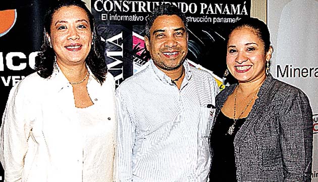 4. Elzebir Hawkins, Franklin Muñoz y Julie Grajales.