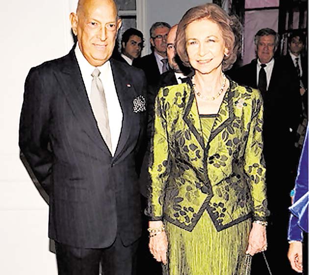 Con doña Sofía. Sofía de España, una de las fieles clientes de la firma.
