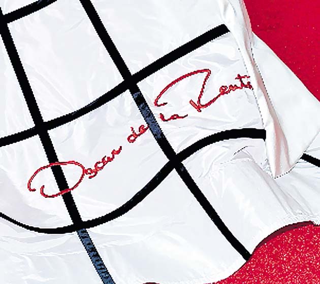 Cola firmada. Detalle del vestido del diseñador lucido por Sarah Jessica Parker en la gala del Anna Wintour Costume Center.