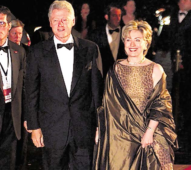 Pareja de altura. El expresidente Bill Clinton junto a su esposa Hillary, quien lucía un traje con “print” de leopardo con el sello de Óscar.