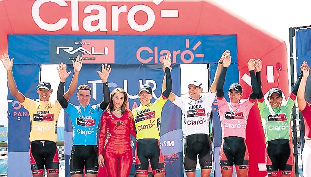 Ganadores de la primera etapa del Tour de Panamá en el podio(Anayansi Gamez)