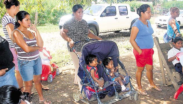 Mujeres de la comunidad reunidas esperan una solución.(Mayra Madrid)