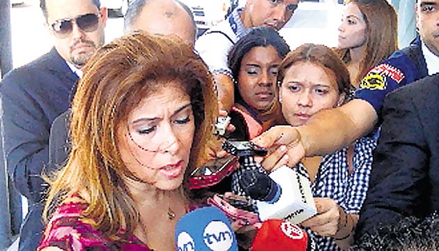 Presentan documentación para correr al cargo de contralor general ()