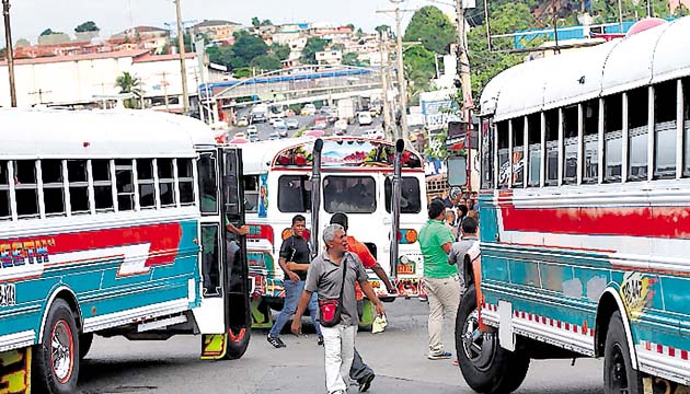 Los buses sin los logos de las prestatarias han vuelto a circular.(Edwin González)
