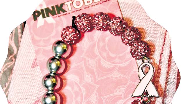 Pinktober. Un porcetaje de las ventas de estos artículos son para FundAyuda. Camisetas, pines y los suéter son algunas de las opciones.