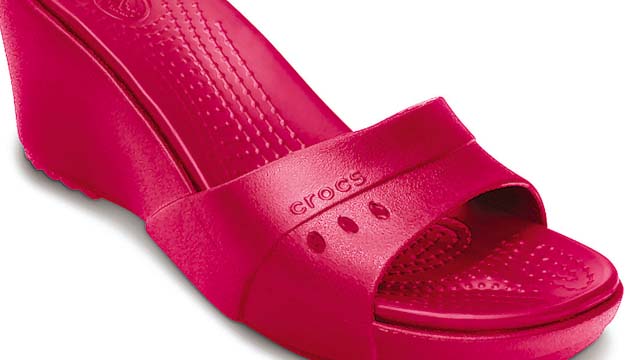 Crocs. Las nuevas “Kadee Wedge Raspberry” son sencillamente cómodas y fáciles de llevar. Perfectas para combinarlas con pantalones cortos o largos, faldas y hasta vestidos.
