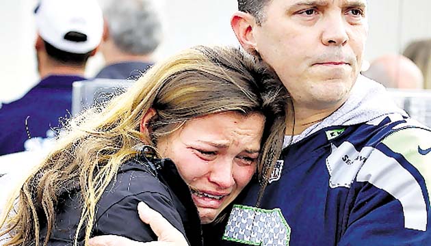 Estudiantes se reúnen con sus padres.(AP)