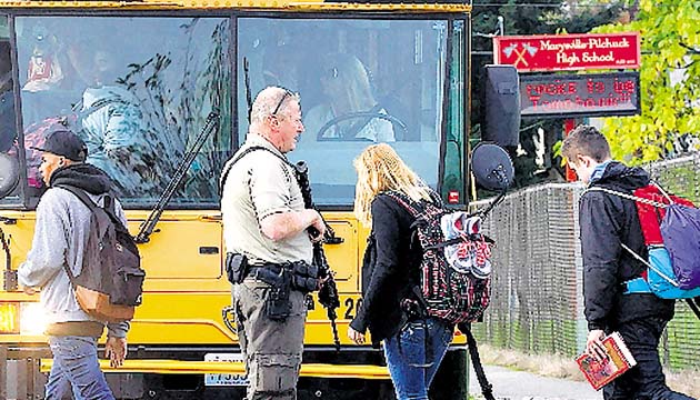 Alumnos evacúan la escuela.(AP)