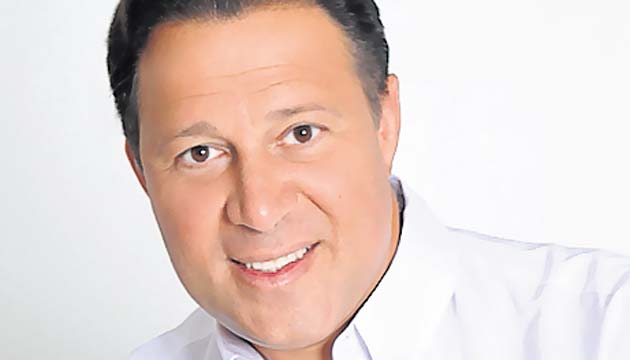 @JC_Varela. Cada cuña de dos minutos del Gobierno vale 10 mil dólares. Salario de un maestro de un año, una casa para una familia.