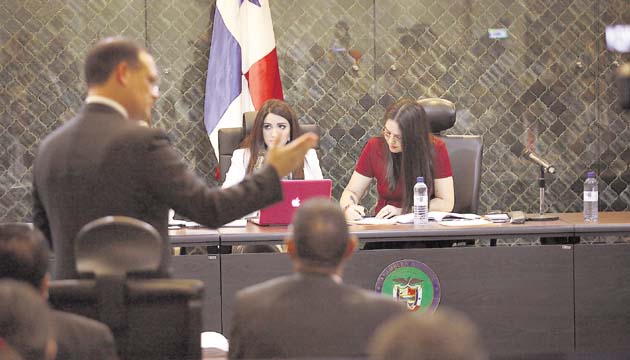 La sesión judicial que inició la Asamblea acaparó la atención.(Víctor Arosemena)