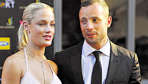 Reeva Steenkamp (izq.), quien murió a los 29 años, fue modelo.(AP)