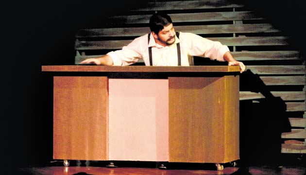 Juan Carlos Avendaño como el Dr. Martínez.