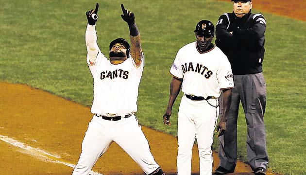 Pablo Sandoval y Roberto Kelly durante la acción del partido.(AP)