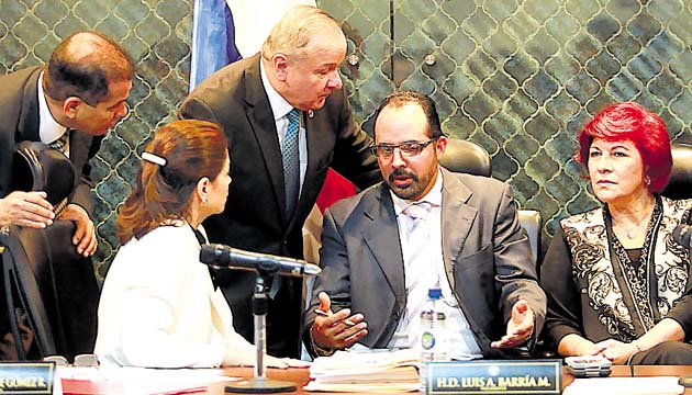 Encuentro. La Comisión de Credenciales de la Asamblea Nacional efectuó en horas de la tarde de ayer una depuración de la lista original de los candidatos a contralor y subcontralor de la República, presentada ante la Secretaría General.