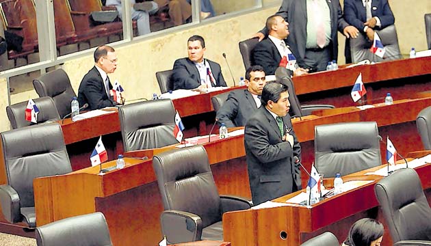 Debate. Gran parte de la tarde, en el Pleno de la Asamblea se debatió el presupuesto general del Estado para la vigencia fiscal del 2015, el cual asciende a 19,571 millones de dólares. Los diputados se quejaron de que sus circuitos no fueron tomados en cuenta en ese presupuesto.