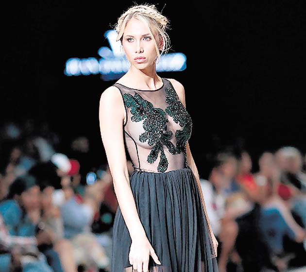 Innovación. Este vestido de color negro se llevó los elogios en la pasarela, debido a su toque sensual. Esta pieza transparente en la parte trasera tenía bordados en color verde al final del traje y en el busto.