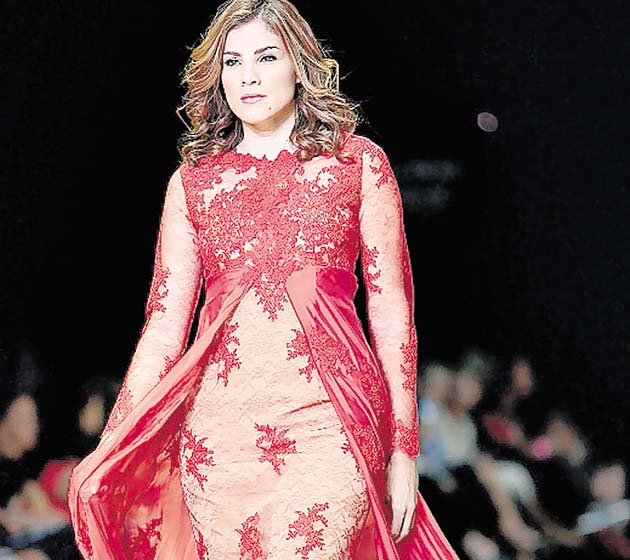 Tendencia. Este vestido de la española fue uno de los tantos que robó miradas. La experta optó por el color rojo con transparencia y detalles con bordados.
