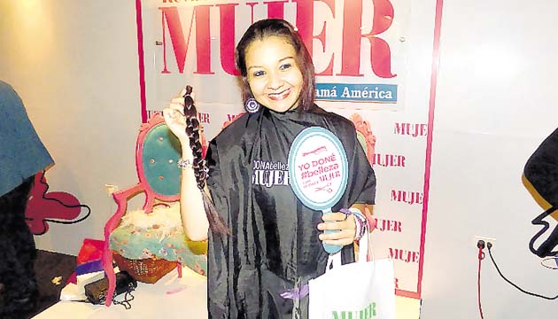 Donar el cabello hace feliz a un paciente con cáncer.