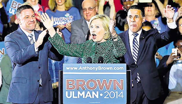 Interrumpen a Clinton en discurso de campaña ()