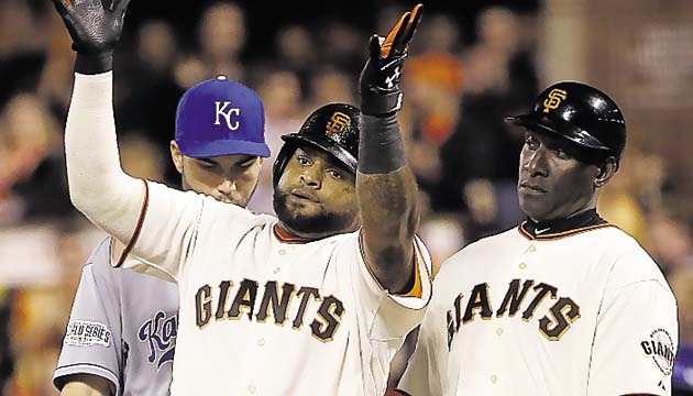 Roberto Kelly junto con Pablo Sandoval, en el último juego de la serie.(AP)