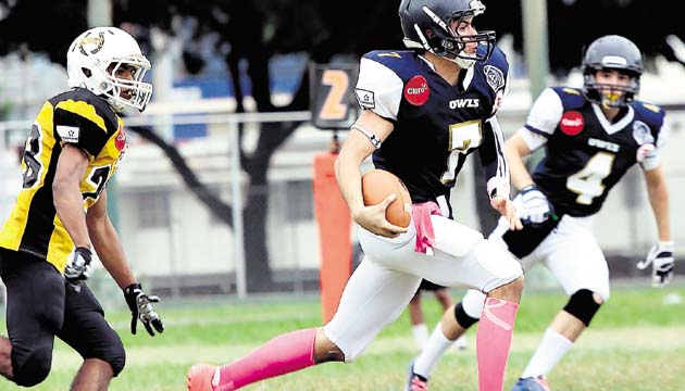 Jorge Luis Ávila, de los Fighting Owls de la Academia Interamericana de Panamá (con el ovoide), es líder en yardas corridas y en pases.