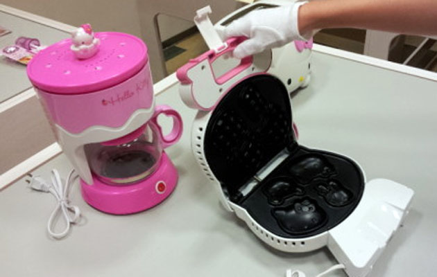 Cafetera y plancha para hacer pancakes en forma de Hello Kitty