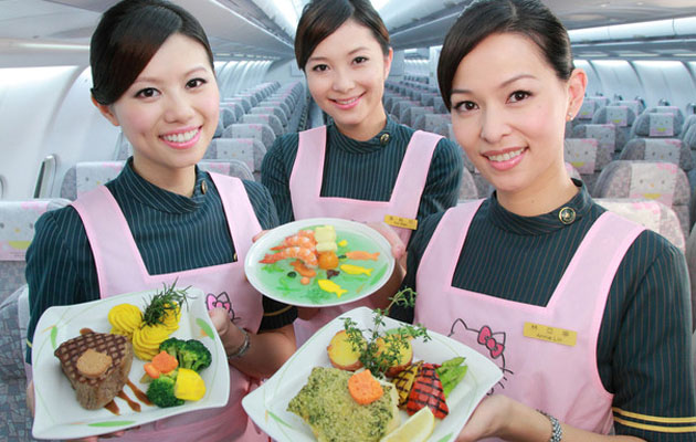 Aeromozas con delanteros y alimentos de Hello Kitty