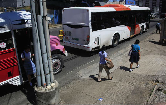 Aún hay "diablos rojos" transitando por las avenidas. Foto/Víctor Arosemena