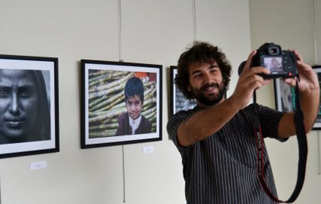 Selfie con fotografía de fondo