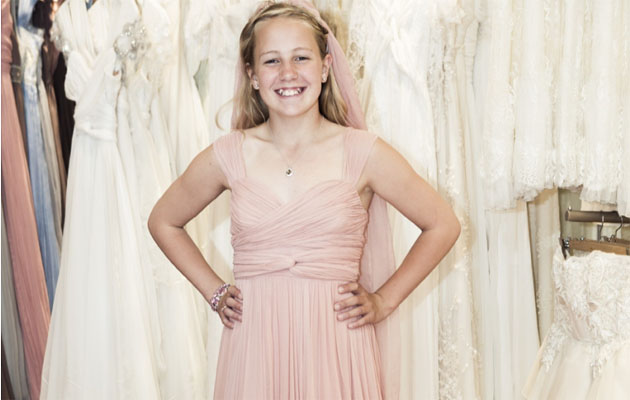 Thea midiéndose trajes