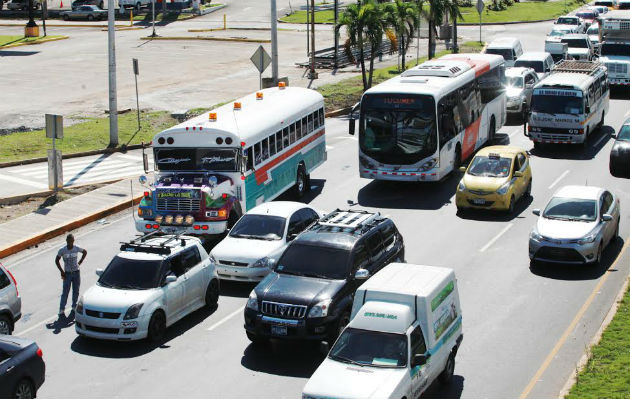 El manejo desordenado de los conductores ocasiona molestia en medio del tráfico. Foto/Edwin González