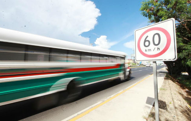 El exceso de velocidad en una de las características de los llamados diablos rojos. Foto/Edwin González