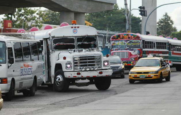 El desorden que ocasionan los diablos rojos no ha desaparecido de las calles. Foto/Edwin González