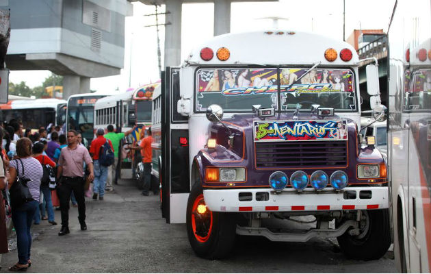 Más de 200 'buses diablos' prestan el servicio de transporte en la ciudad capital. Foto/Edwin González