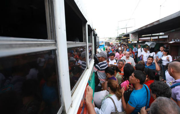 Decenas de panameños optan por utilizar estos buses, debido a que las unidades del metrobús no son frecuentes. Foto/Edwin González